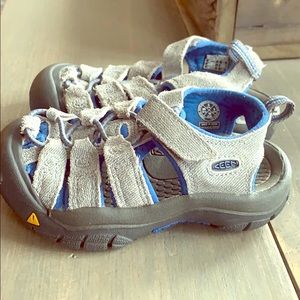 Keen toddler/boys sandals. Velcro straps Size 9.